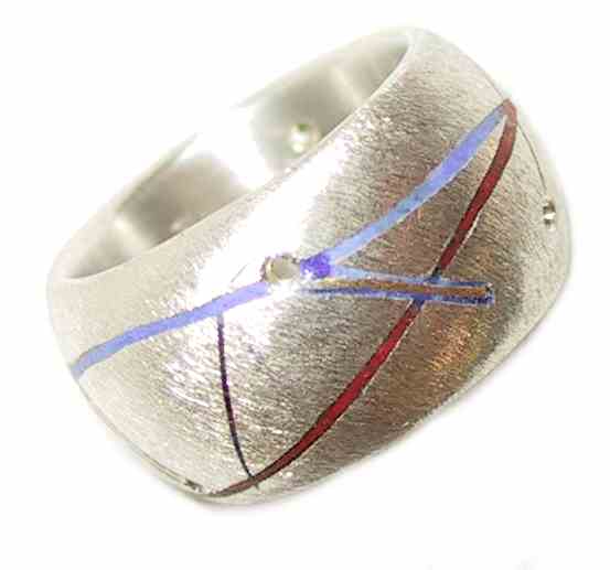 Ring mit Emaillinien